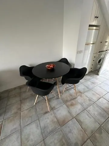 Front Periyiali Gardens アパート