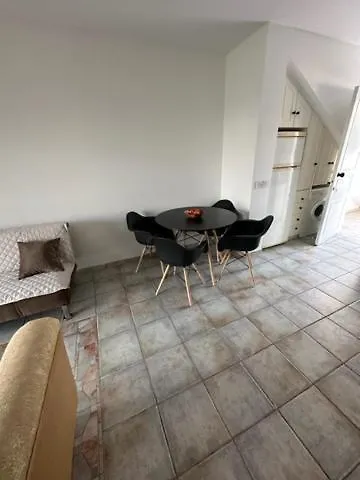 Front Periyiali Gardens アパート ペリヴォリア