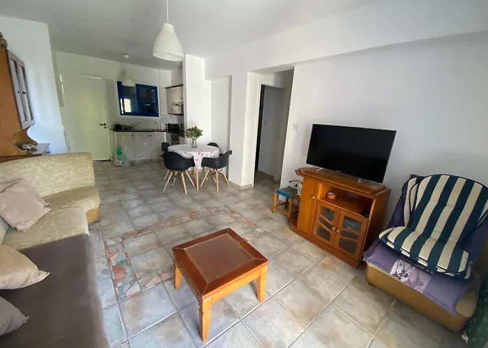 Front Periyiali Gardens アパート *