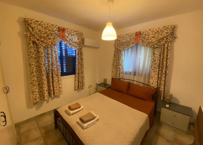 Front Periyiali Gardens アパート