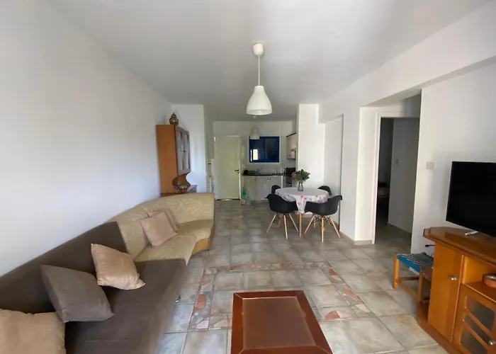 アパート Front Periyiali Gardens ペリヴォリア